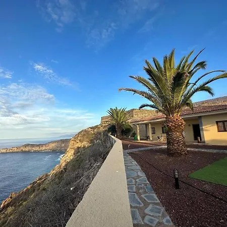 Jacuzzi Oasis: Space & Comfort Holiday home