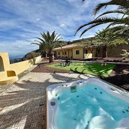 Jacuzzi Oasis: Space & Comfort Icod De Los Vinos