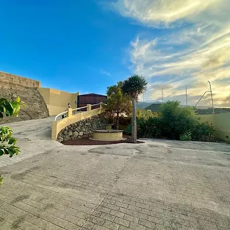 Holiday home Jacuzzi Oasis: Space & Comfort *