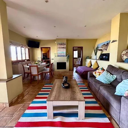 Jacuzzi Oasis: Space & Comfort Holiday home