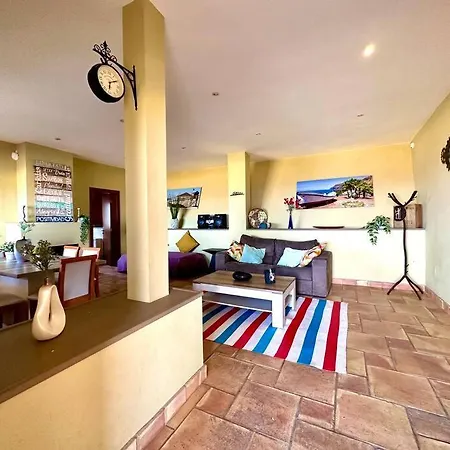 Jacuzzi Oasis: Space & Comfort Feriehus Icod De Los Vinos