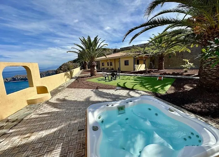 Jacuzzi Oasis: Space & Comfort Icod De Los Vinos